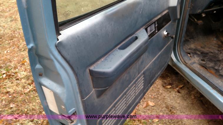 image for item K1249 1993 Chevrolet Suburban C1500 SUV