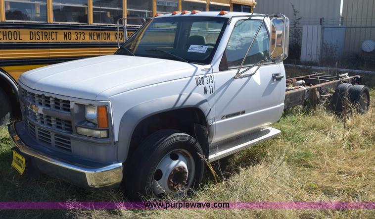 image for item K4821 2002 Chevrolet Silverado 3500 pickup truck cab and chassis
