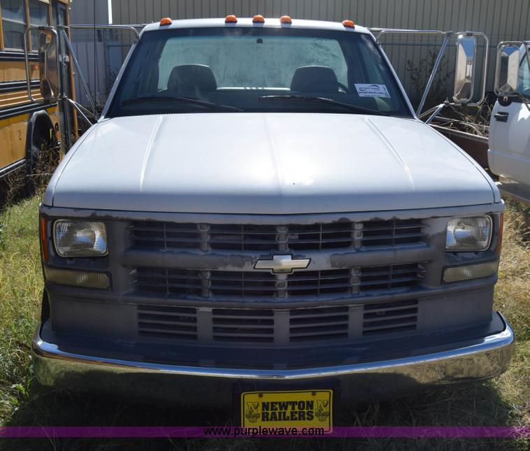 image for item K4821 2002 Chevrolet Silverado 3500 pickup truck cab and chassis