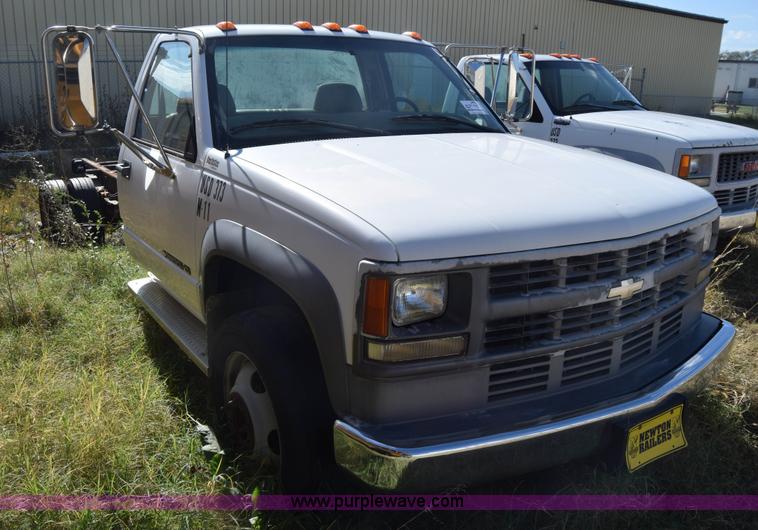image for item K4821 2002 Chevrolet Silverado 3500 pickup truck cab and chassis