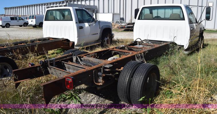 image for item K4821 2002 Chevrolet Silverado 3500 pickup truck cab and chassis