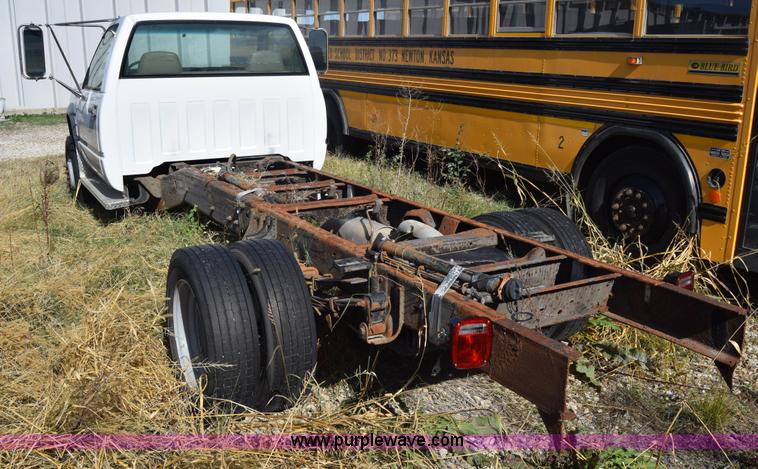 image for item K4821 2002 Chevrolet Silverado 3500 pickup truck cab and chassis