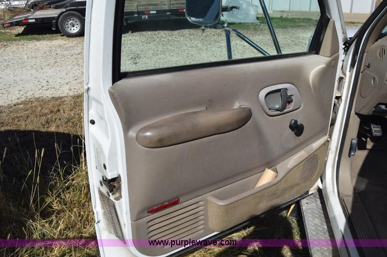 image for item K4821 2002 Chevrolet Silverado 3500 pickup truck cab and chassis