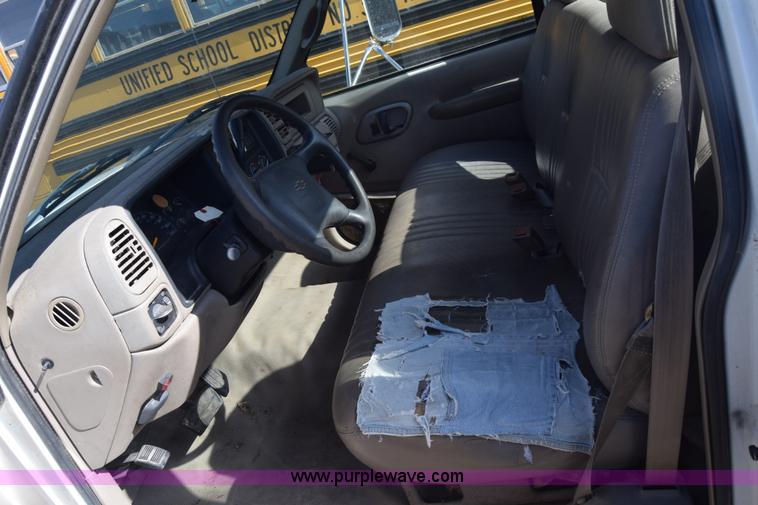 image for item K4821 2002 Chevrolet Silverado 3500 pickup truck cab and chassis