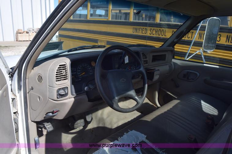 image for item K4821 2002 Chevrolet Silverado 3500 pickup truck cab and chassis