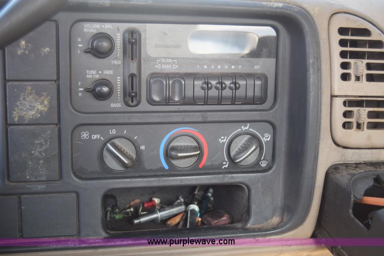 image for item K4821 2002 Chevrolet Silverado 3500 pickup truck cab and chassis