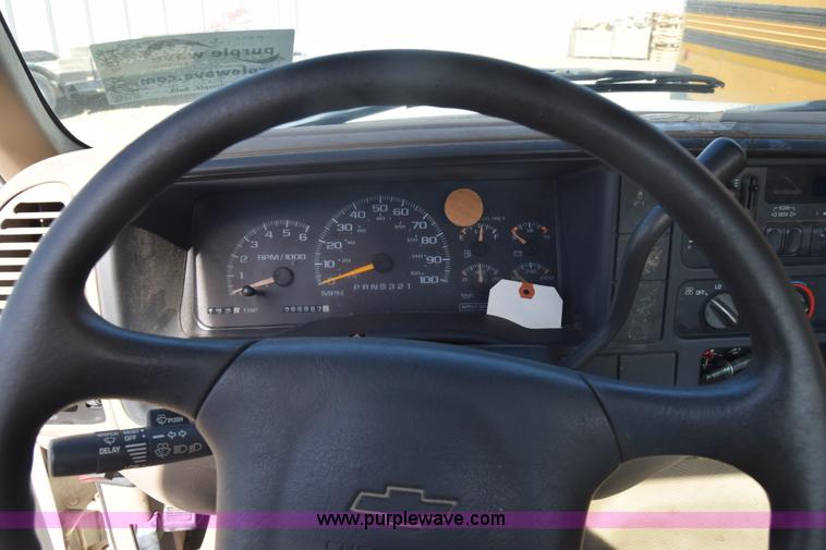 image for item K4821 2002 Chevrolet Silverado 3500 pickup truck cab and chassis