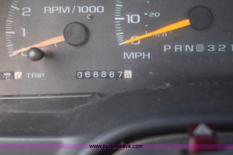 image for item K4821 2002 Chevrolet Silverado 3500 pickup truck cab and chassis