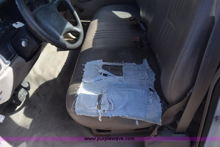 image for item K4821 2002 Chevrolet Silverado 3500 pickup truck cab and chassis