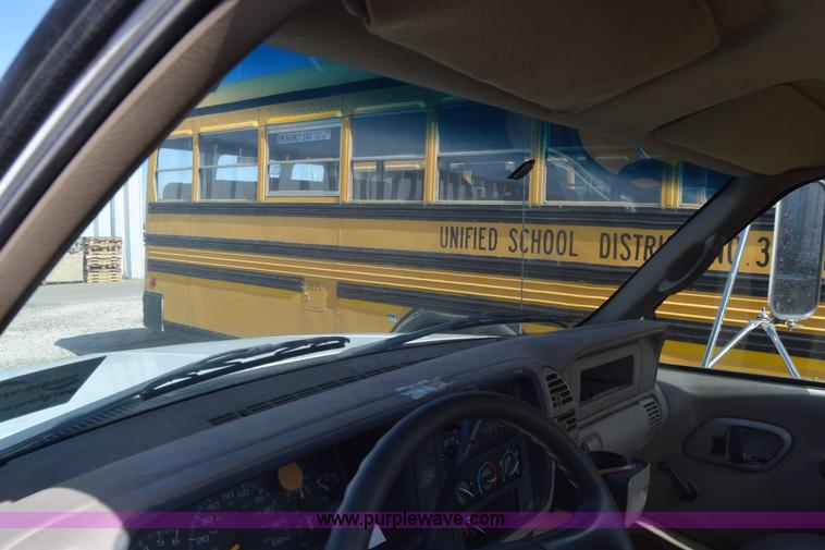 image for item K4821 2002 Chevrolet Silverado 3500 pickup truck cab and chassis