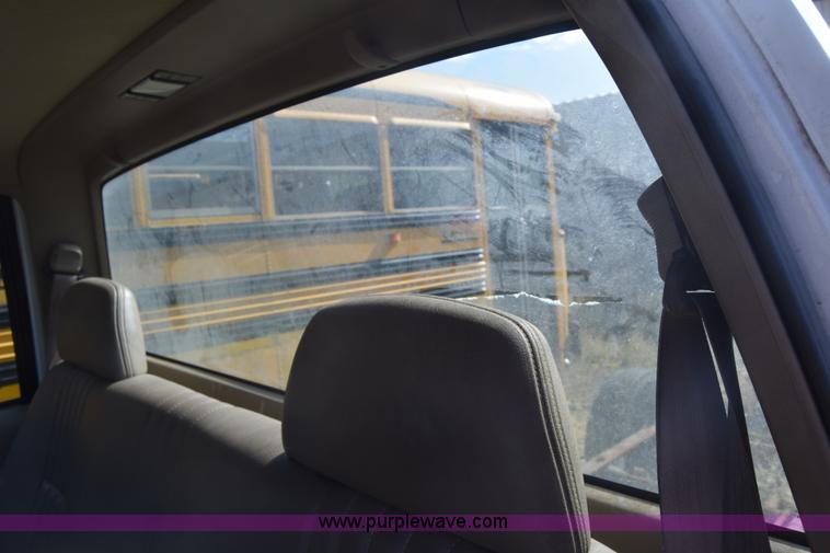 image for item K4821 2002 Chevrolet Silverado 3500 pickup truck cab and chassis