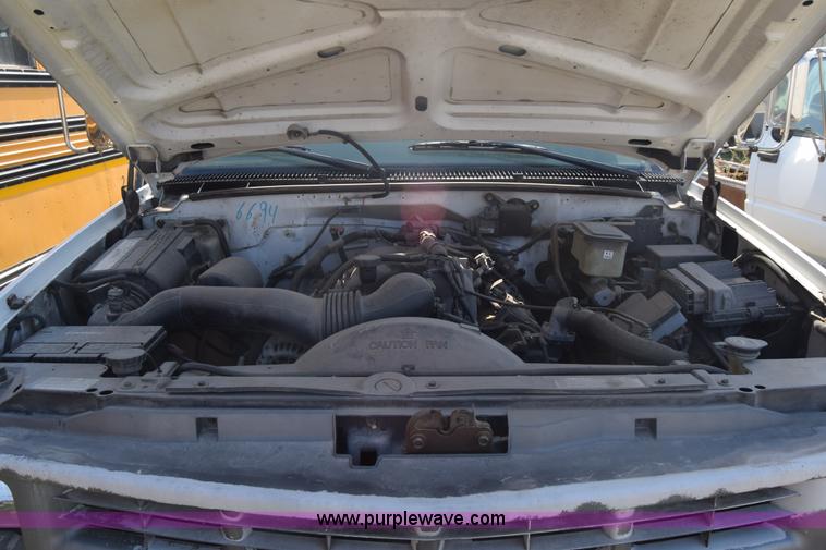 image for item K4821 2002 Chevrolet Silverado 3500 pickup truck cab and chassis