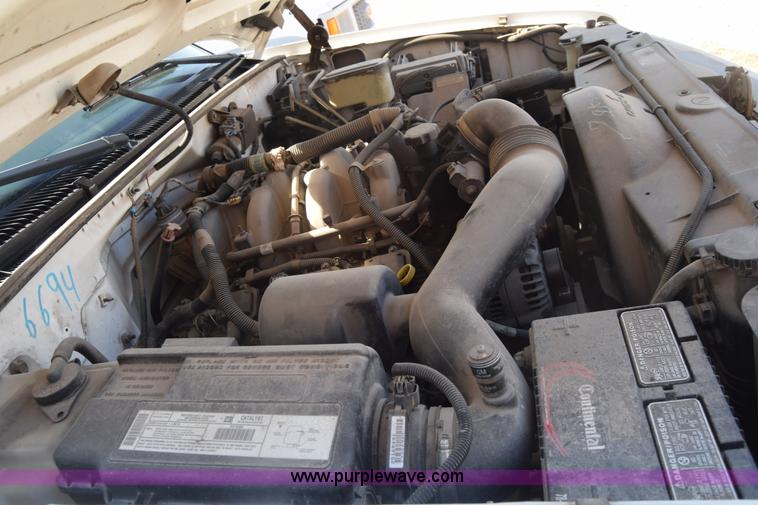 image for item K4821 2002 Chevrolet Silverado 3500 pickup truck cab and chassis