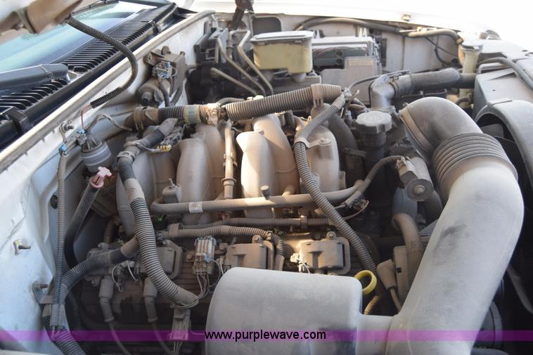 image for item K4821 2002 Chevrolet Silverado 3500 pickup truck cab and chassis