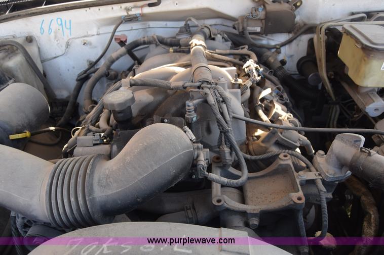 image for item K4821 2002 Chevrolet Silverado 3500 pickup truck cab and chassis