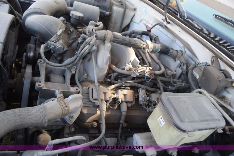 image for item K4821 2002 Chevrolet Silverado 3500 pickup truck cab and chassis