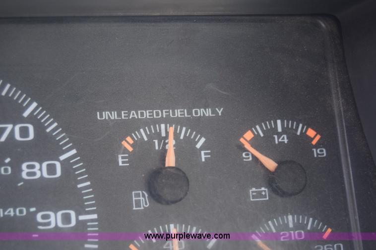 image for item K4821 2002 Chevrolet Silverado 3500 pickup truck cab and chassis