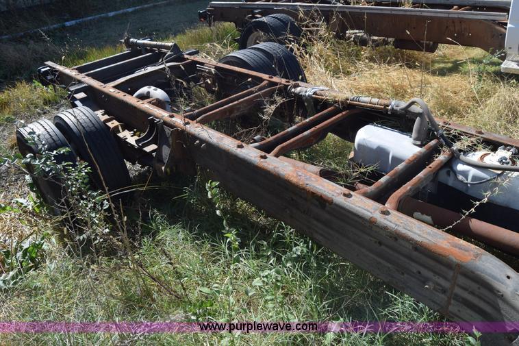 image for item K4821 2002 Chevrolet Silverado 3500 pickup truck cab and chassis