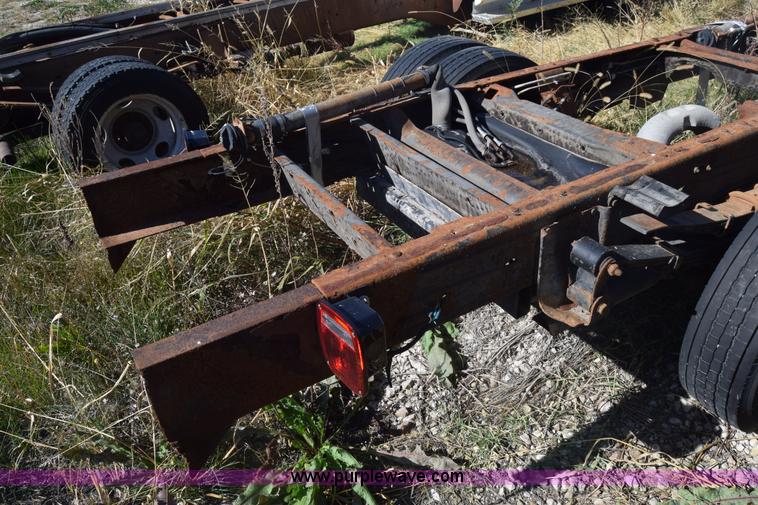 image for item K4821 2002 Chevrolet Silverado 3500 pickup truck cab and chassis