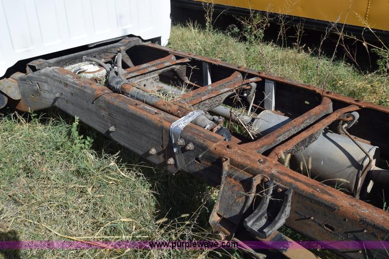 image for item K4821 2002 Chevrolet Silverado 3500 pickup truck cab and chassis