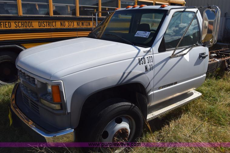image for item K4821 2002 Chevrolet Silverado 3500 pickup truck cab and chassis