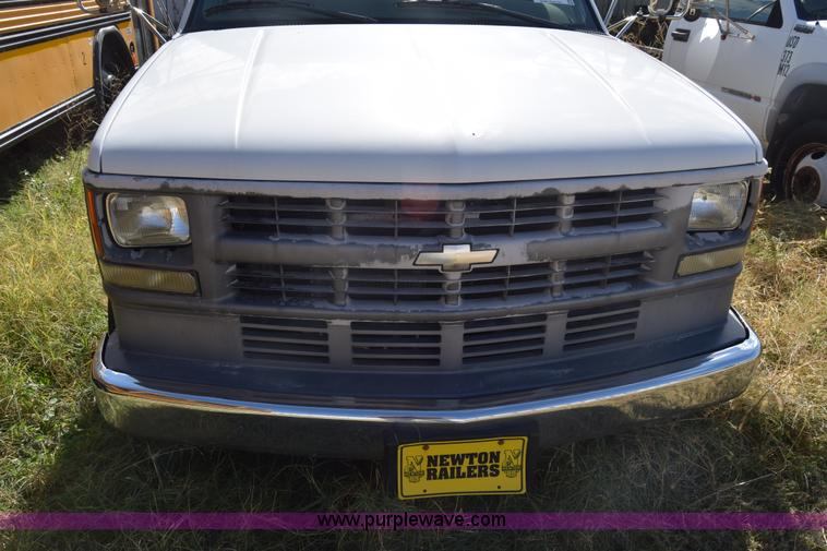 image for item K4821 2002 Chevrolet Silverado 3500 pickup truck cab and chassis