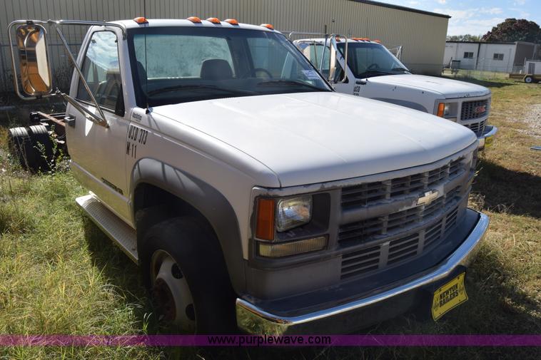 image for item K4821 2002 Chevrolet Silverado 3500 pickup truck cab and chassis