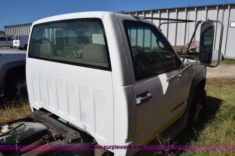 image for item K4821 2002 Chevrolet Silverado 3500 pickup truck cab and chassis
