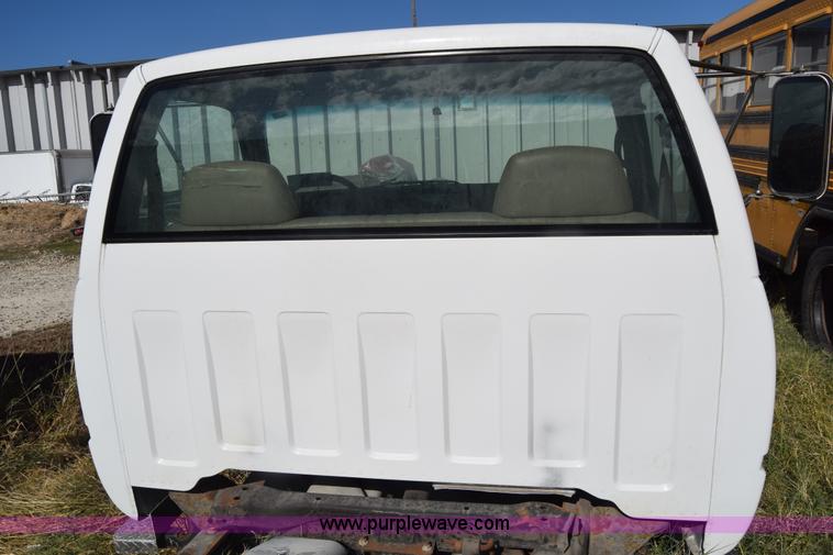 image for item K4821 2002 Chevrolet Silverado 3500 pickup truck cab and chassis