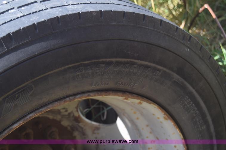 image for item K4821 2002 Chevrolet Silverado 3500 pickup truck cab and chassis