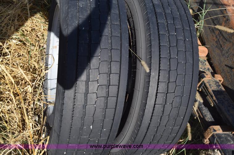 image for item K4821 2002 Chevrolet Silverado 3500 pickup truck cab and chassis