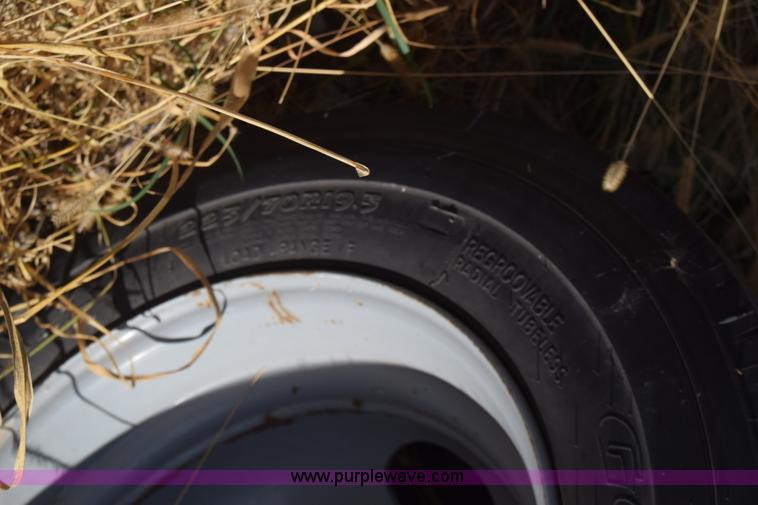 image for item K4821 2002 Chevrolet Silverado 3500 pickup truck cab and chassis