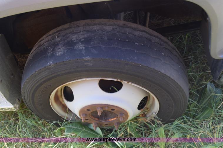 image for item K4821 2002 Chevrolet Silverado 3500 pickup truck cab and chassis