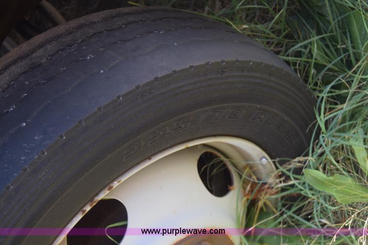 image for item K4821 2002 Chevrolet Silverado 3500 pickup truck cab and chassis