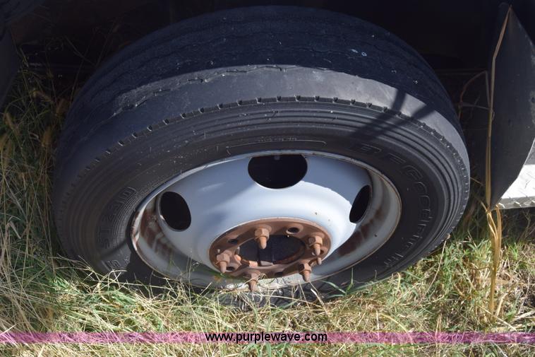 image for item K4821 2002 Chevrolet Silverado 3500 pickup truck cab and chassis