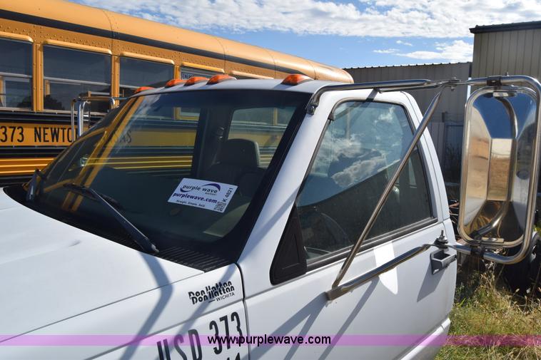 image for item K4821 2002 Chevrolet Silverado 3500 pickup truck cab and chassis