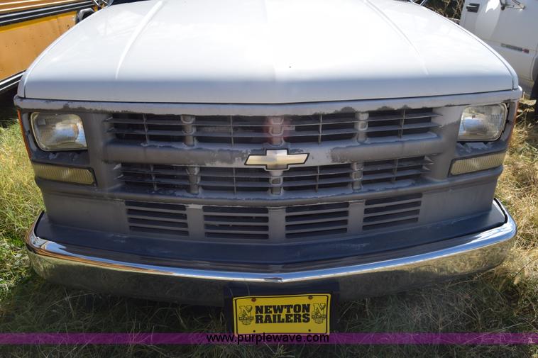 image for item K4821 2002 Chevrolet Silverado 3500 pickup truck cab and chassis