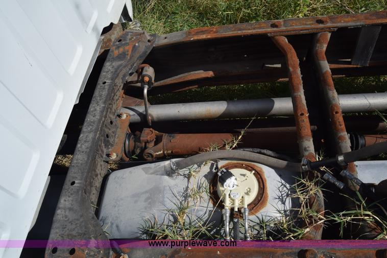 image for item K4821 2002 Chevrolet Silverado 3500 pickup truck cab and chassis