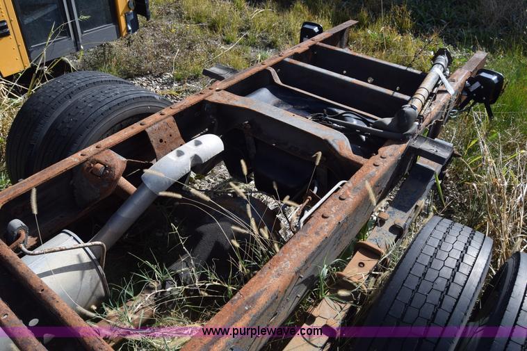 image for item K4821 2002 Chevrolet Silverado 3500 pickup truck cab and chassis