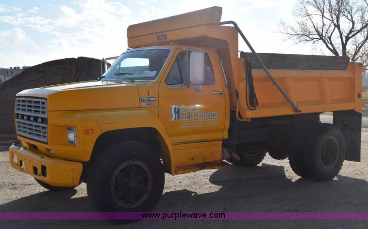 image for item K4827 1984 Ford F700 dump truck