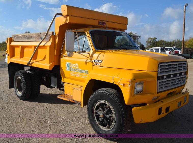 image for item K4827 1984 Ford F700 dump truck
