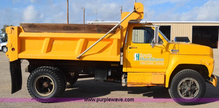 image for item K4827 1984 Ford F700 dump truck