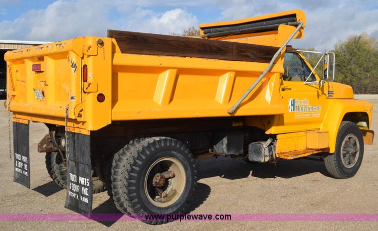 image for item K4827 1984 Ford F700 dump truck