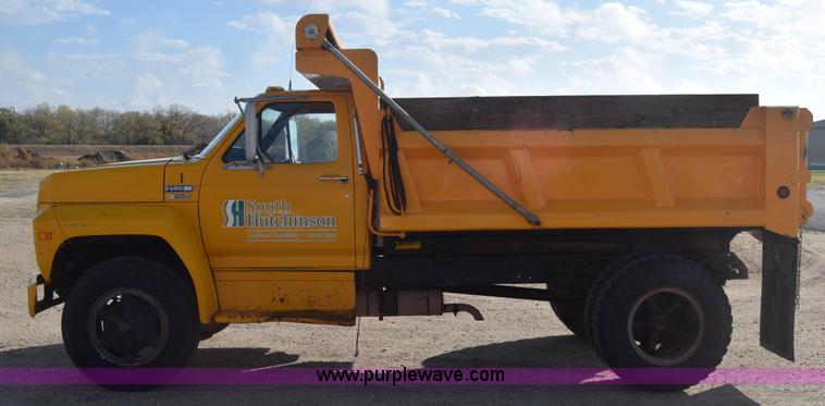 image for item K4827 1984 Ford F700 dump truck
