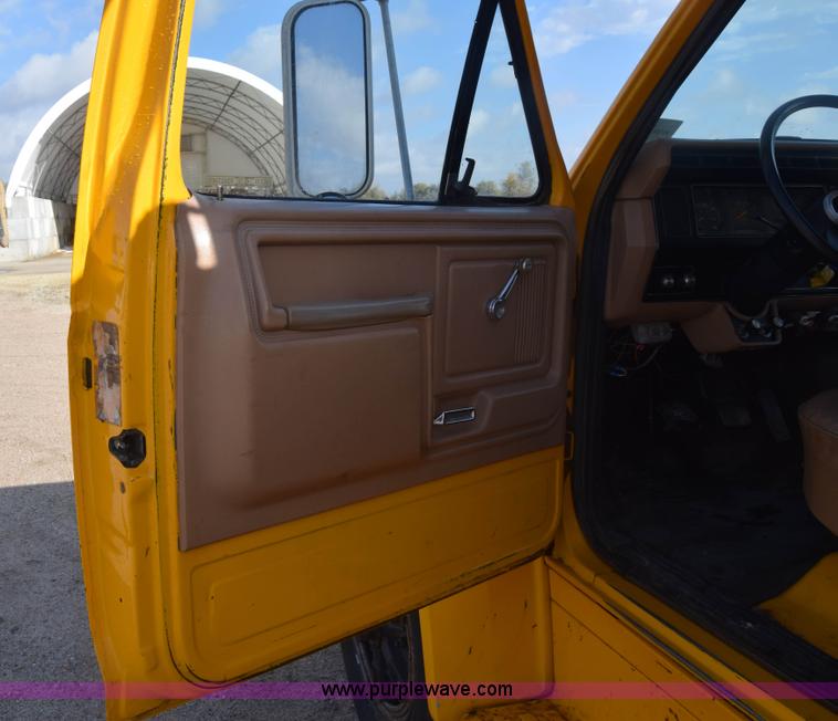 image for item K4827 1984 Ford F700 dump truck