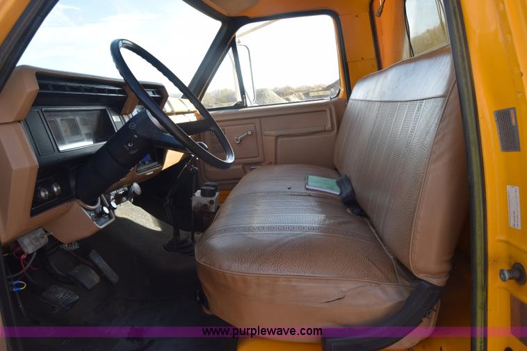 image for item K4827 1984 Ford F700 dump truck