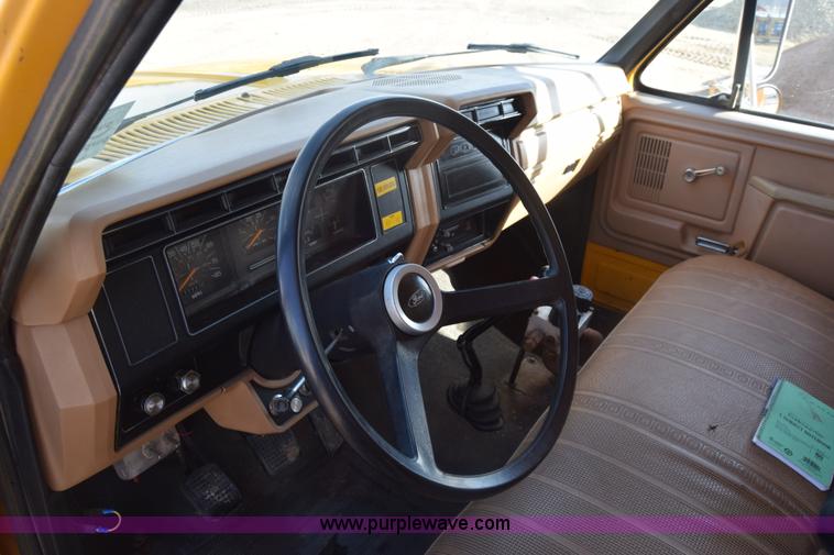 image for item K4827 1984 Ford F700 dump truck