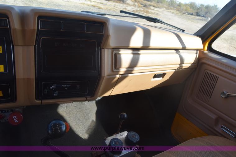 image for item K4827 1984 Ford F700 dump truck