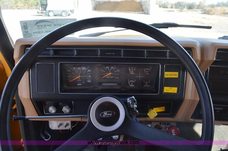 image for item K4827 1984 Ford F700 dump truck