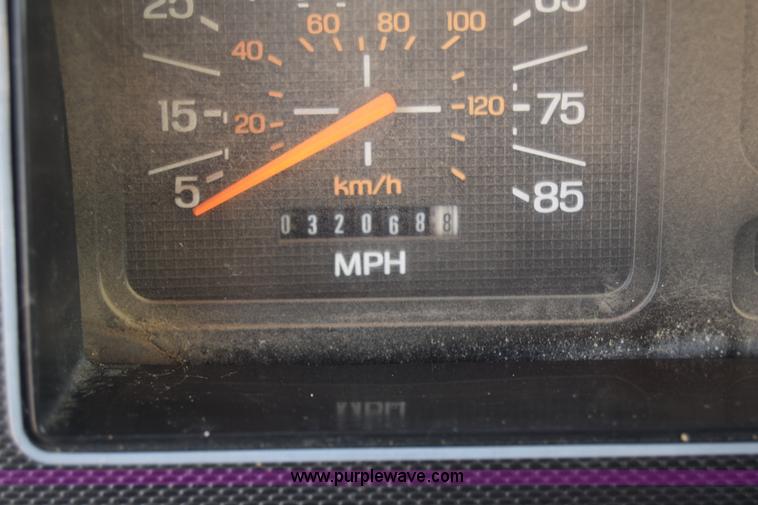 image for item K4827 1984 Ford F700 dump truck